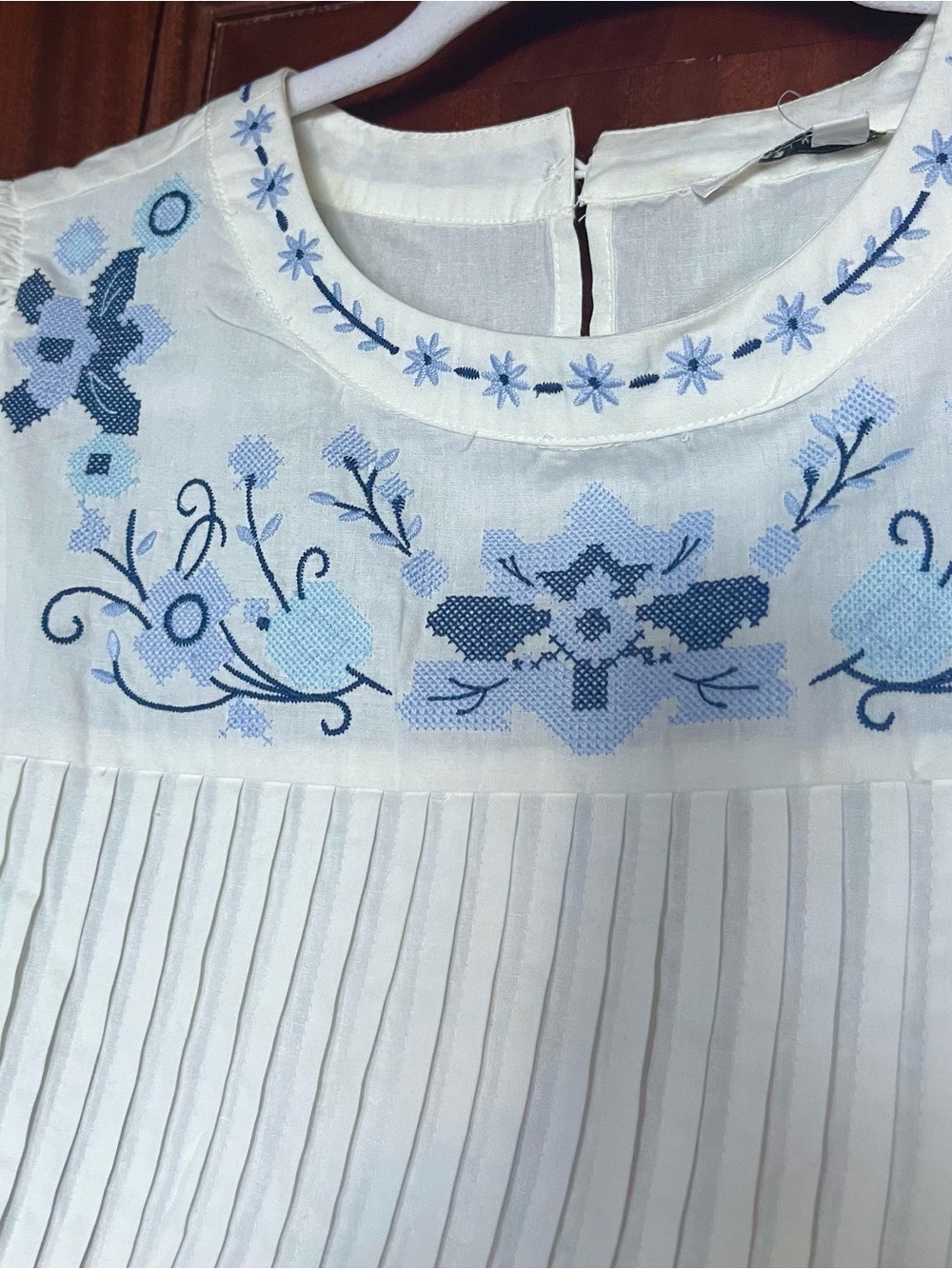 NWOT Zoe and Claire White w/ Blue Embroidery Cropped Peasant Boho Top Size L - Picture 2 of 6